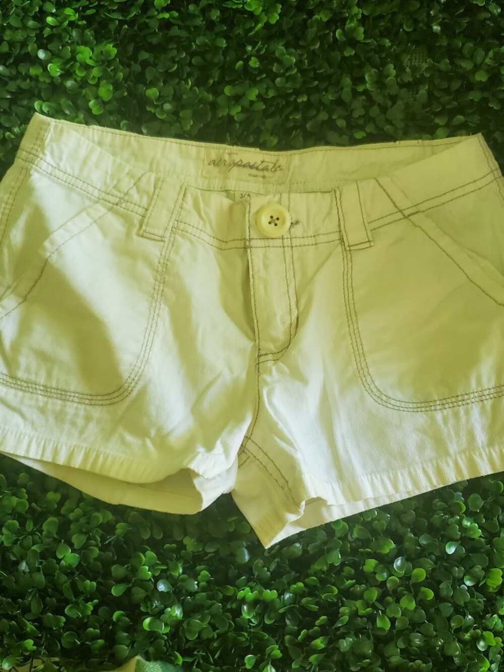 Aeropostale Cream Cotton Shorts Size 3/4